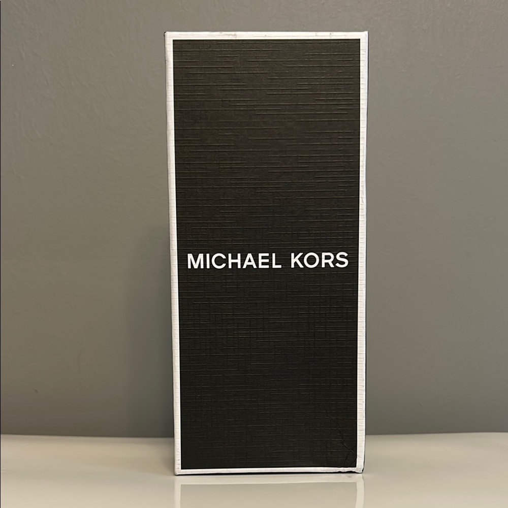New! Michael Kors AirPods Case - Picture 1 of 11